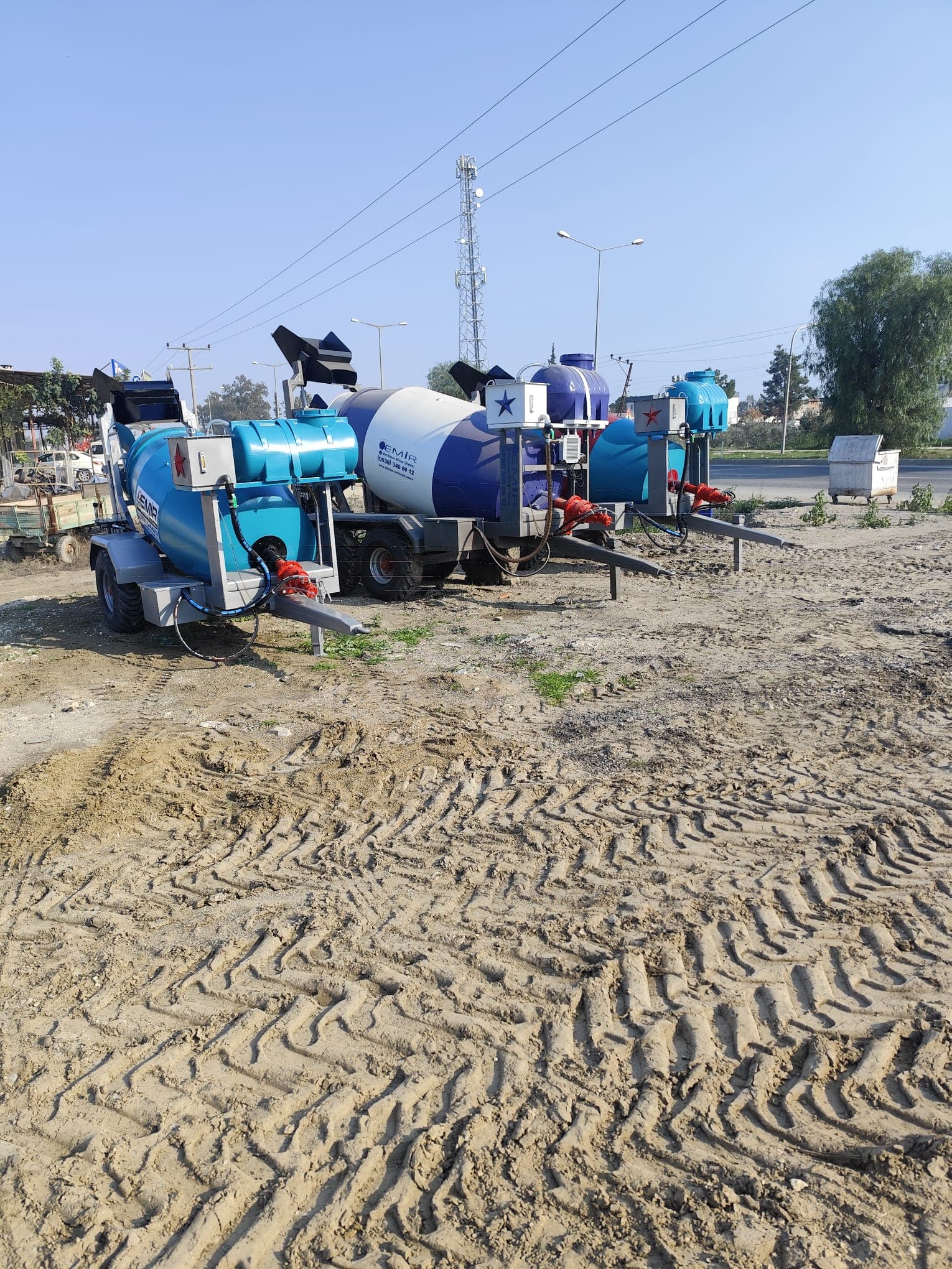 Traktör arkası beton mikseri çalışma görüntüsü