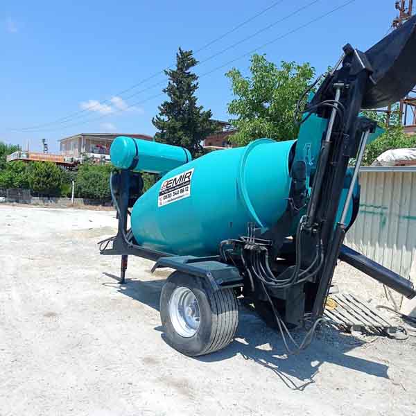 Mini beton mikseri sahada çalışırken