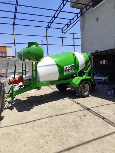 Traktör arkası beton mikseri saha görüntüsü