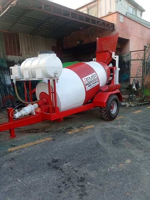 Mini beton mikseri yan görünüm